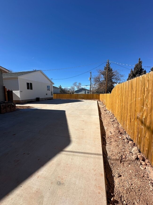 Building Photo - Charming basement apartment