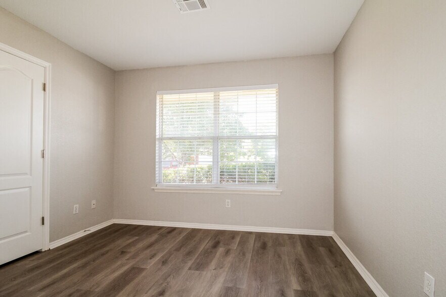 Building Photo - 716 Cavecreek St