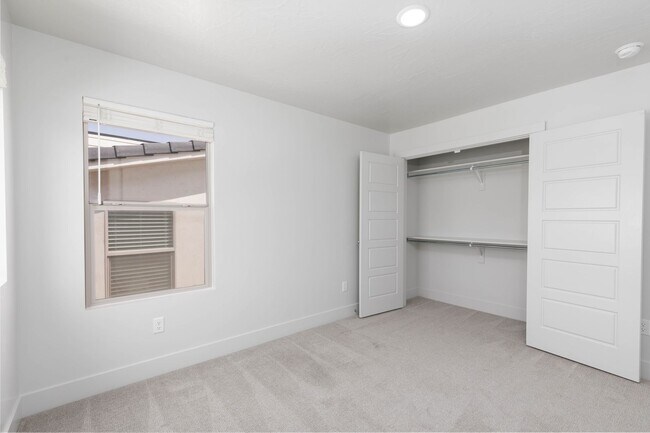 Building Photo - 4 bed | 2.5 bath | 2 car in Desert Canyons