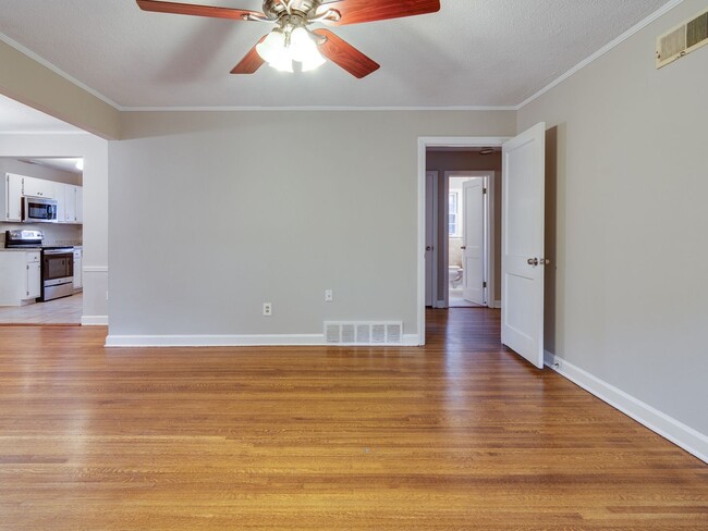 Building Photo - Updated 3BR home in GREAT neighborhood!