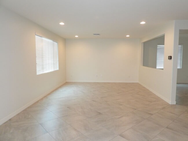 Building Photo - 4 Bedroom 2.5 Bathroom