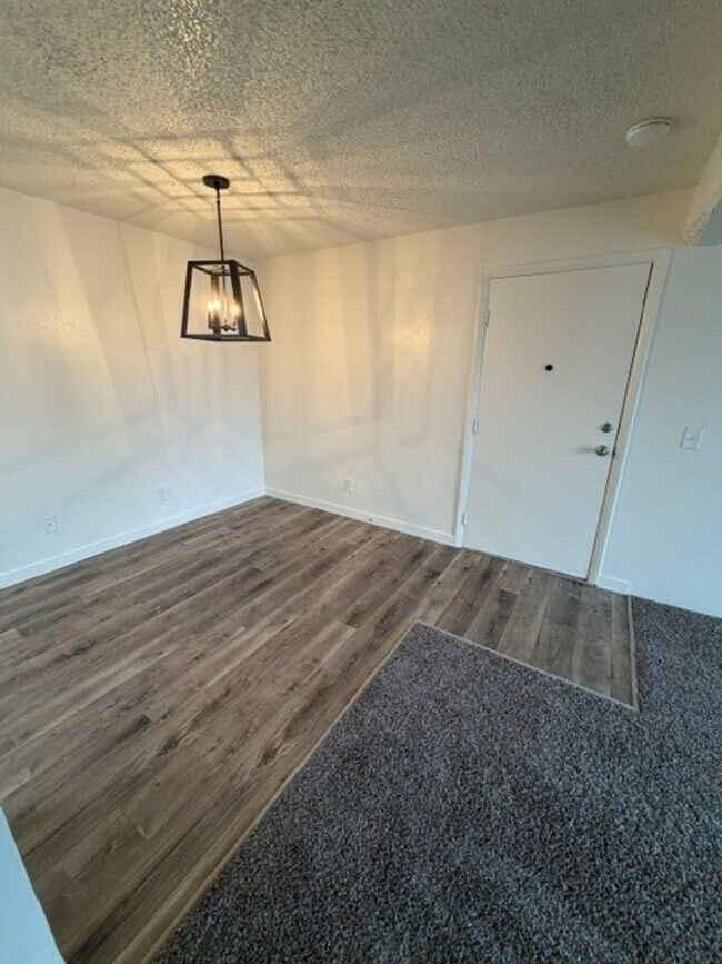 Building Photo - 2 bed/1 bath apartment in Golden