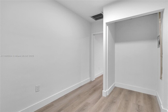Building Photo - 2539 S Bayshore Dr