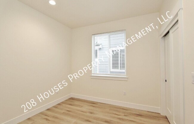 Building Photo - Immaculate Main-Level Apartment *75% Off F...