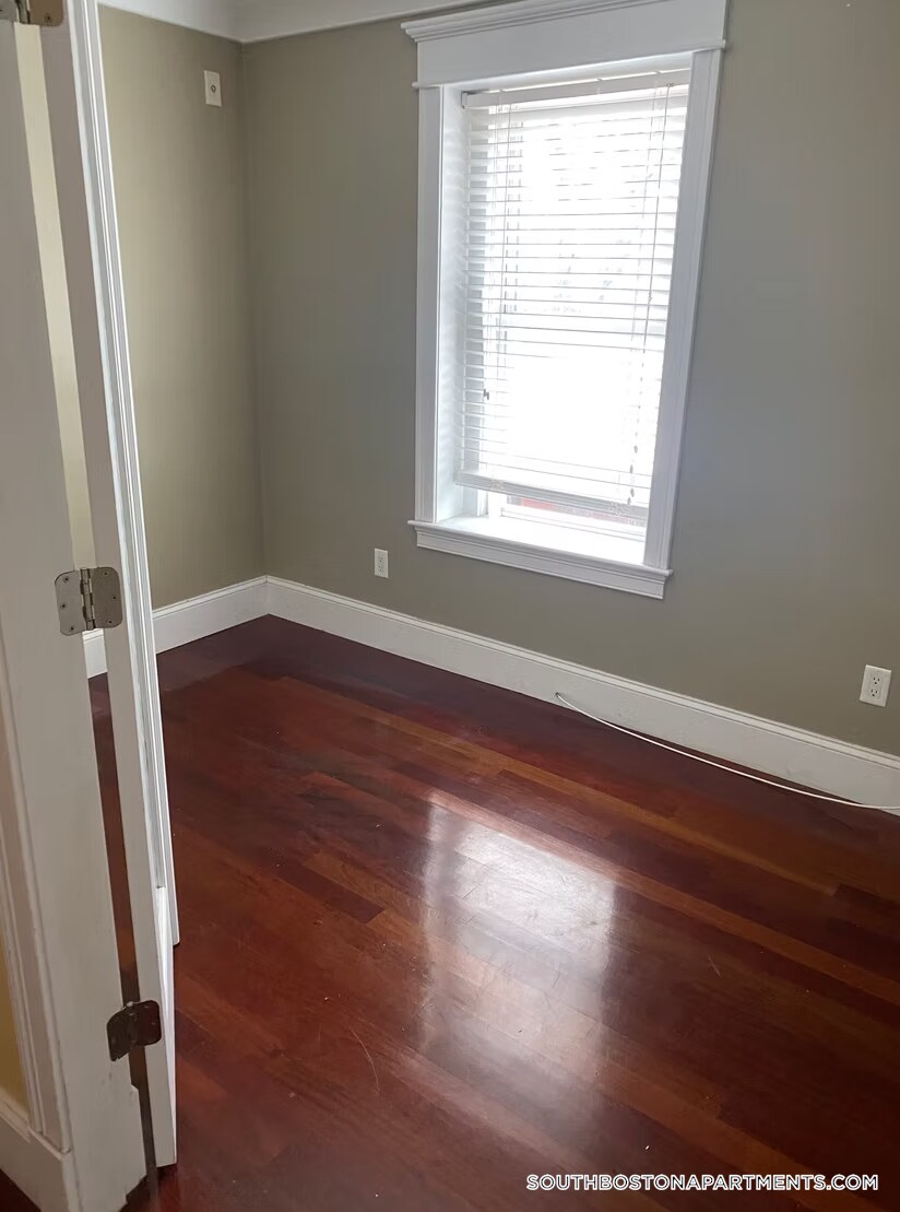 Building Photo - 632 E Broadway