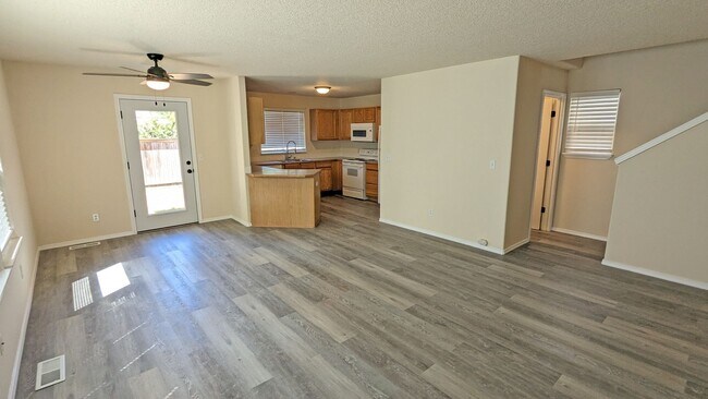 Building Photo - 3 bedroom 2.5 bath home