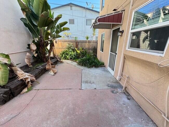 Building Photo - 9217 Alcott St