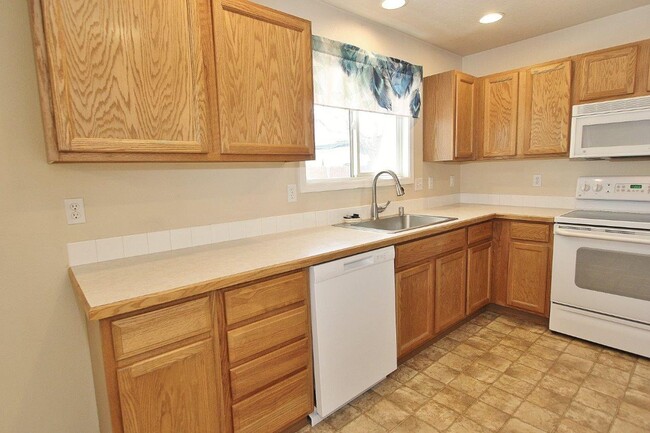Building Photo - Immaculate Single-Level Home