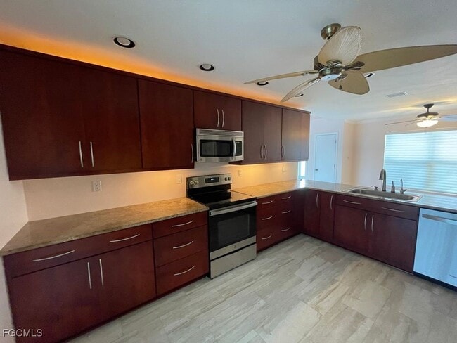 Building Photo - 2205 SW 2nd Terrace