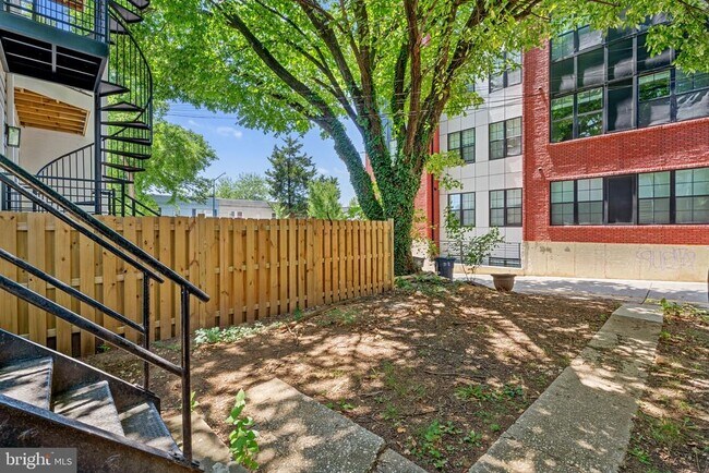 Building Photo - 834 19th St NE