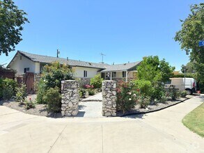 Building Photo - Beautiful Winnetka Home with Hardwood Floo...
