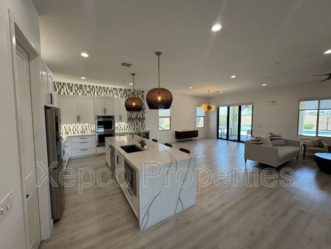 Building Photo - 74635 Tesla Dr