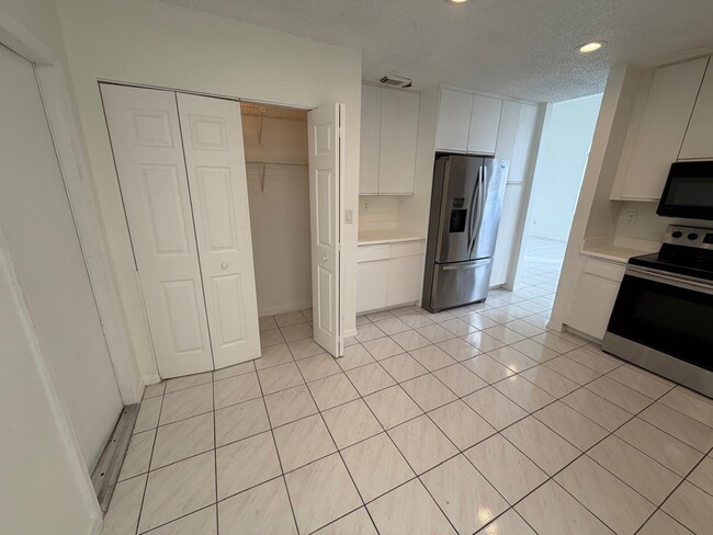 Building Photo - 3780 Amalfi Dr