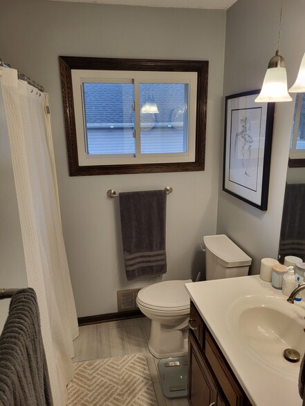 Main bathroom with porcelain tile flooring and single vanity - 8460 Red Oak Dr