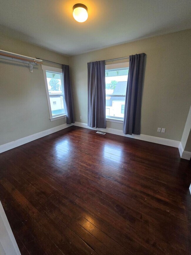 Building Photo - Spacious 5 Bedroom Home in Burlington - Available for Rent