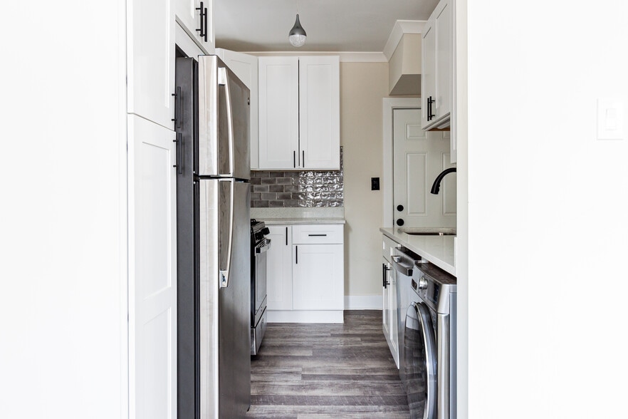 Building Photo - 3838 N Greenview Ave