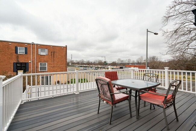 Patio - 100 Rennard Ter