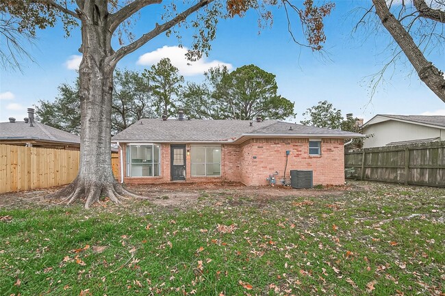 Building Photo - 16235 La Terra Dr