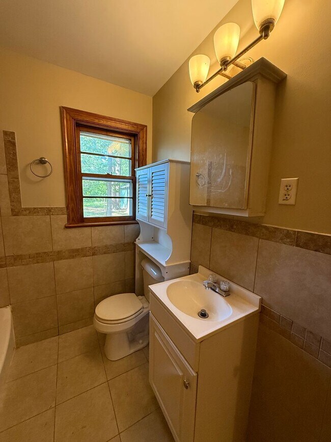Building Photo - 1302 Dogwood Ln NW