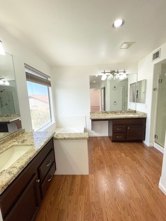 Building Photo - Stunning 4 Bedroom/2.5 Bath Home In Phoeni...