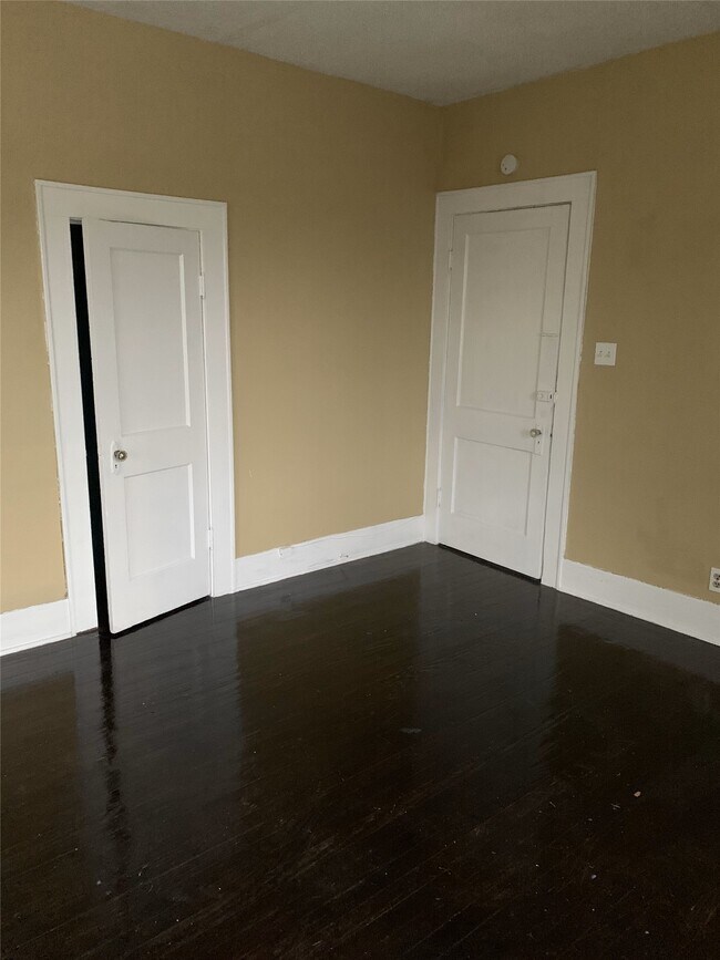 Building Photo - 2317 Wilshire St