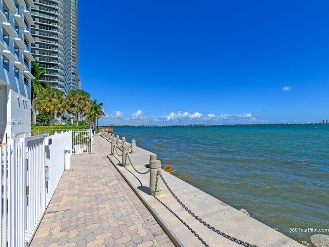 Building Photo - 725 NE 22nd St