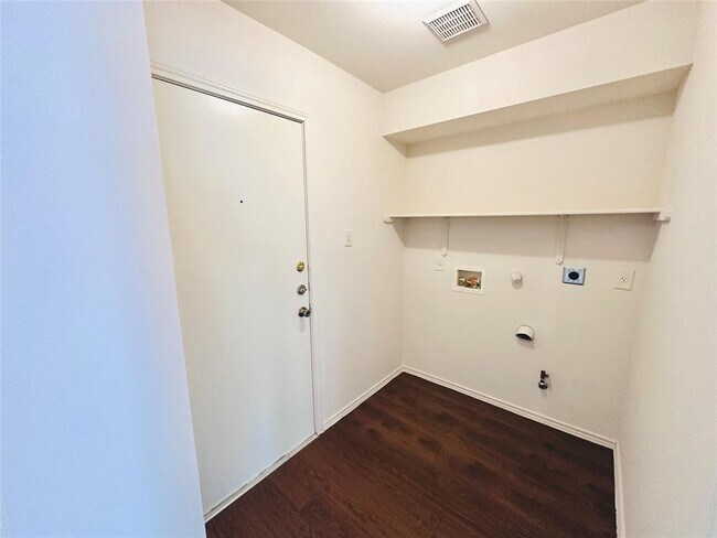 Building Photo - 1800 Tolstoy Cir