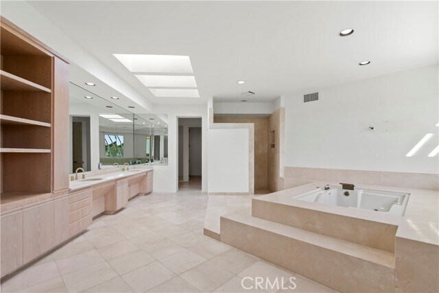 Building Photo - 2 Inverness Ln