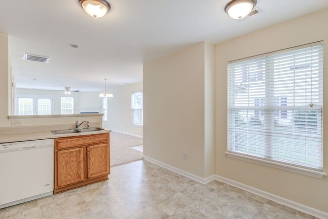 Building Photo - 3 Bedroom Townhouse in Wakefield with 1 Ca...