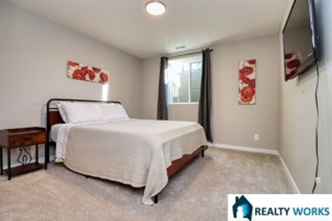 Building Photo - 3 Bedroom, 2.5 Bath townhome in great loca...