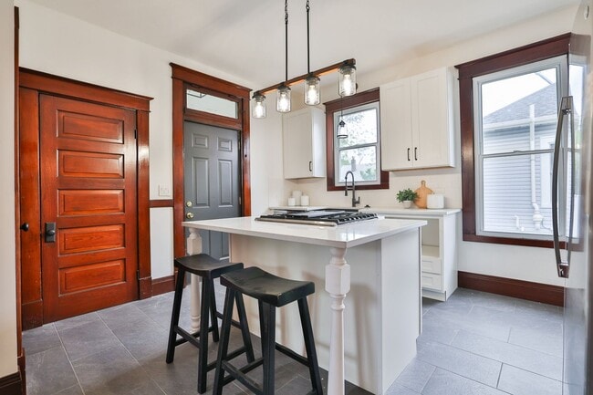 Building Photo - Newly Renovated Single Family Home