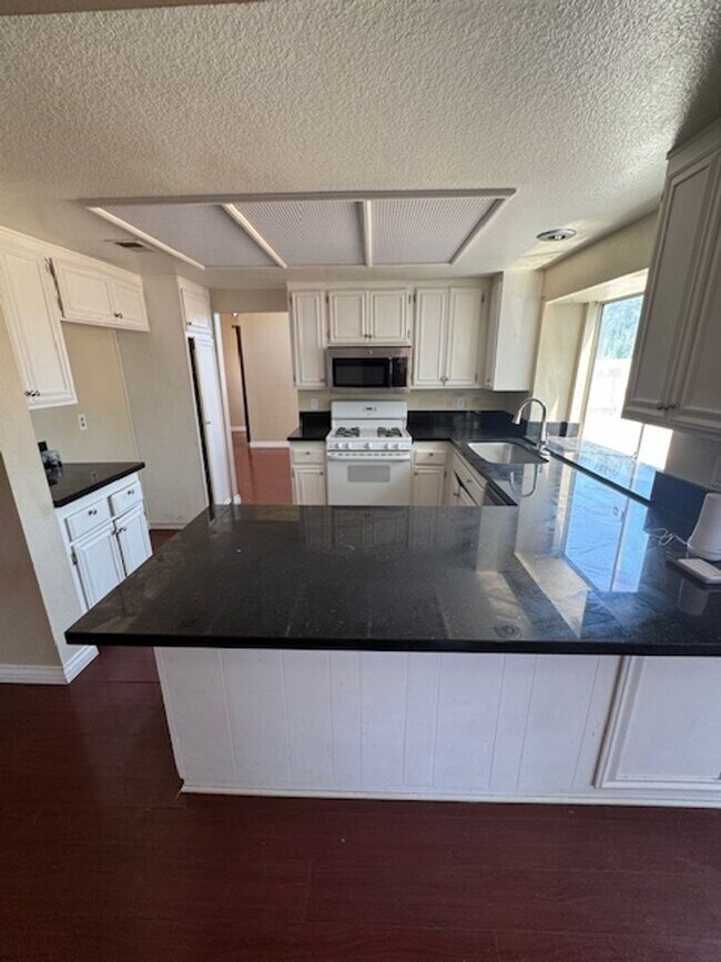 Building Photo - Home in the heart of Lake Elsinore