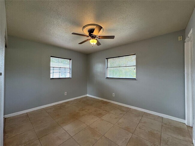 Building Photo - 775 Hillview Dr