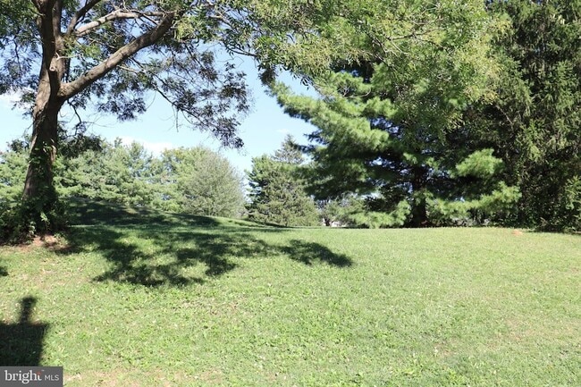 Building Photo - 323 Country Club Dr