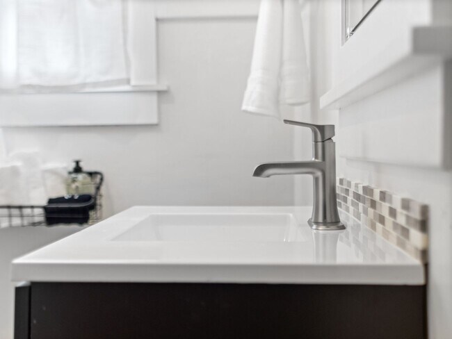 Building Photo - Charming Furnished 2BR Bungalow in Rockwood