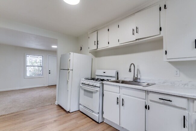 Building Photo - 4309 E Lincoln St