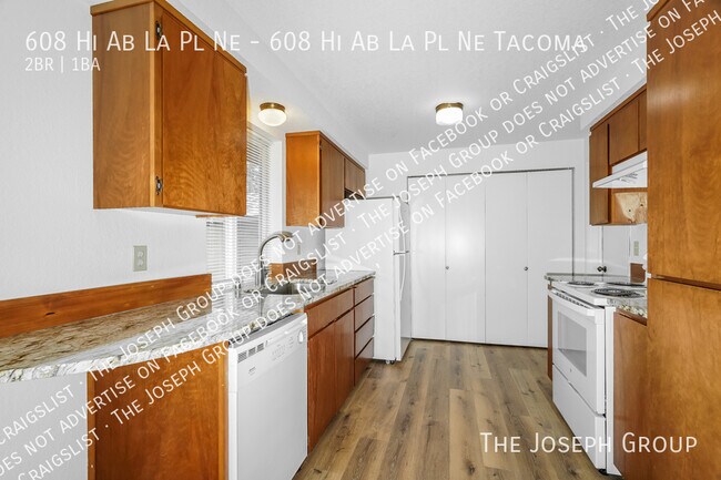 Building Photo - 608 Hi-Ab-La Pl NE