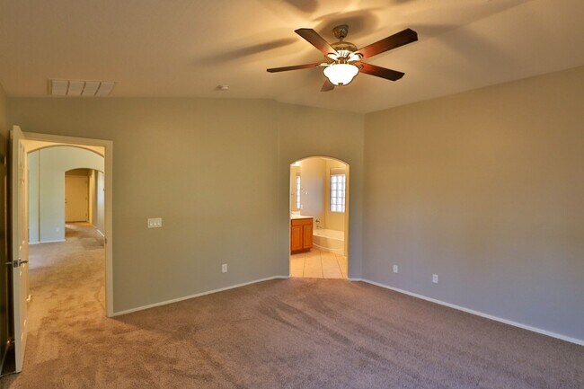 Building Photo - 3 bedroom 2 bath home with a den in san tan valley!
