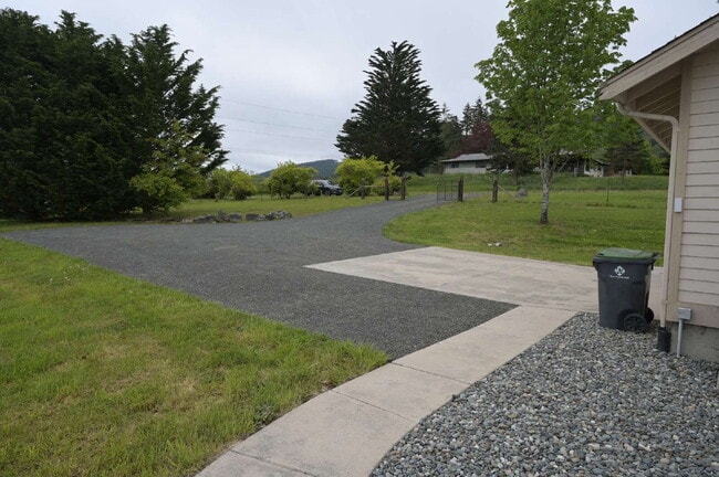 Building Photo - Newly renovated 3 bed 2 bath in a country ...