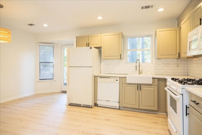 Building Photo - 3bd/2ba Home in Cul-De-Sac in Quiet Neighb...