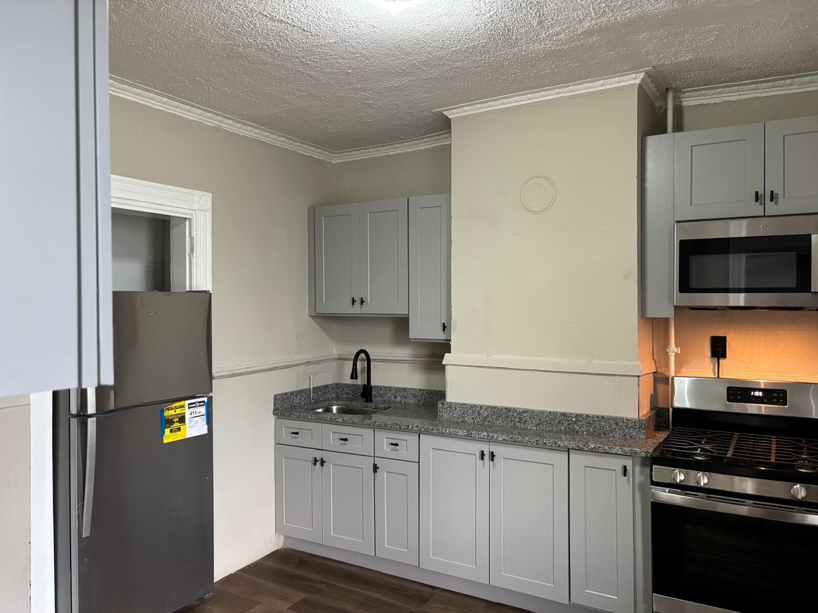 Building Photo - 633 Main St