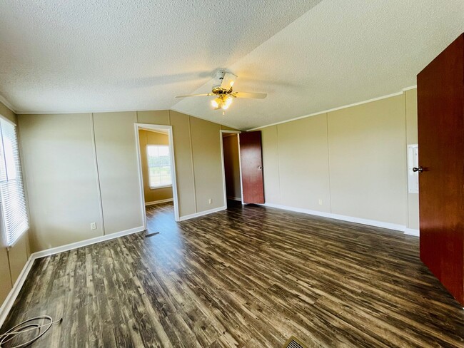 Building Photo - Move in ready!! Privacy and views galore w...