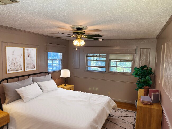 Building Photo - 1902 Forney Dr NW