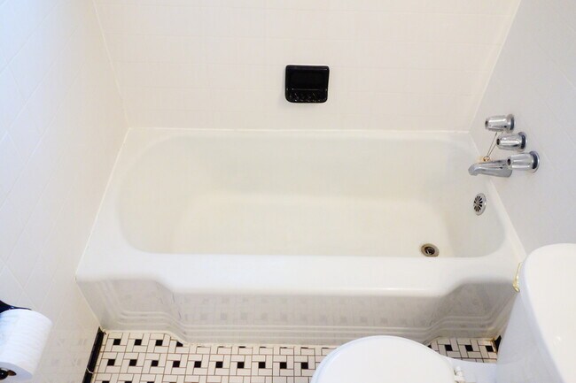 Building Photo - 8409 Greenwood Ave