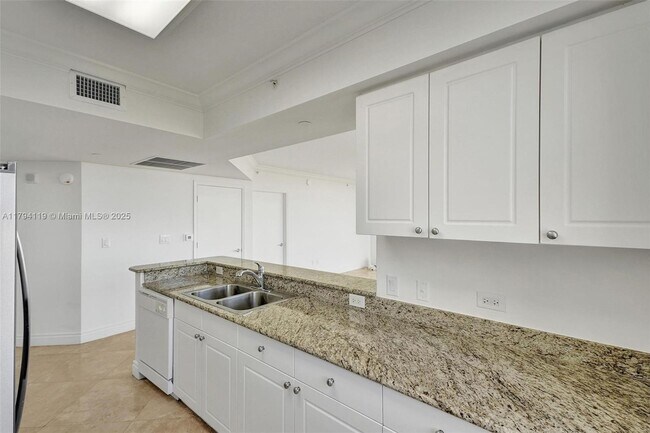 Building Photo - 19501 W Country Club Dr