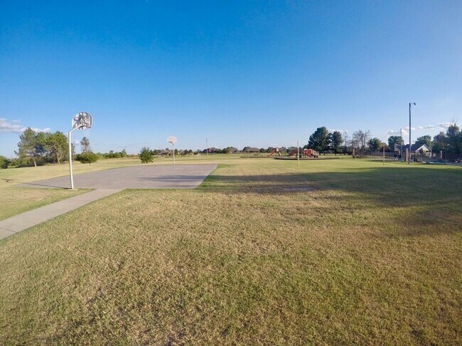 Building Photo - (3) Bed/(2) Bath Avail NOW! Storm Shelter!