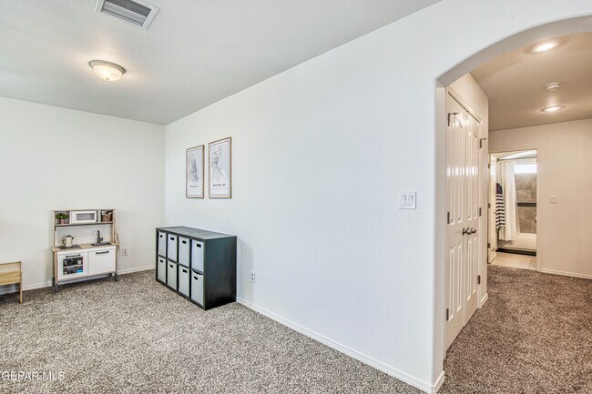 Building Photo - 7517 Red Cedar Dr