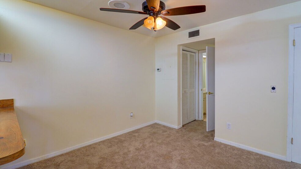 Building Photo - 15206 W Pond Woods Dr
