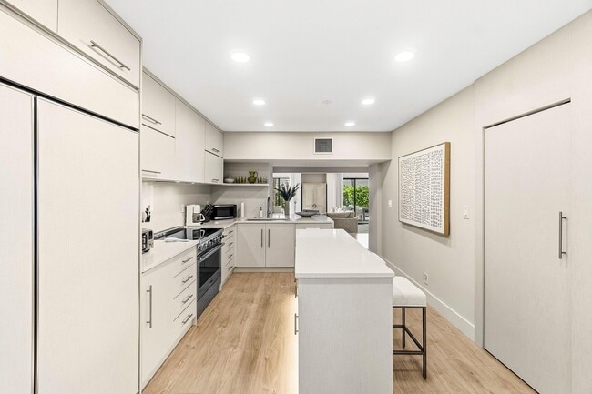 Building Photo - 2717 N Ocean Blvd