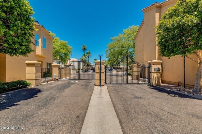 Building Photo - 5015 E Cheyenne Dr